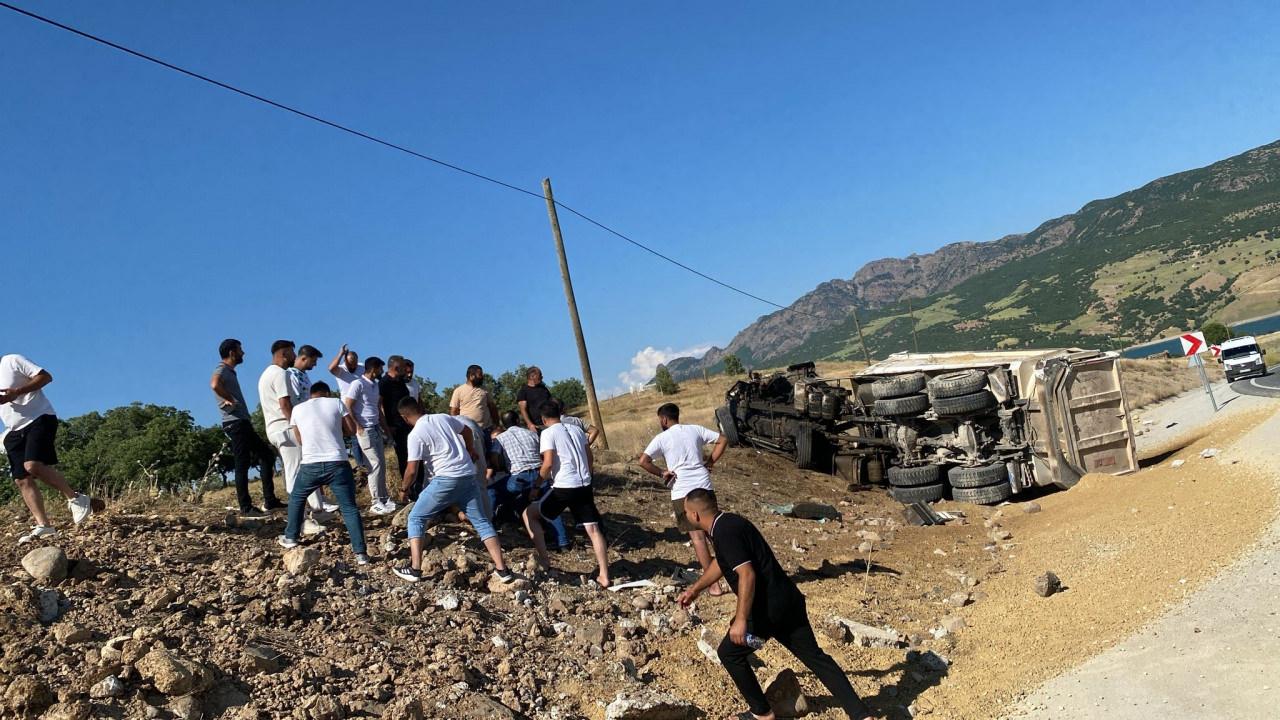 Tunceli'de kamyon devrildi, sürücü araçtan fırladı.