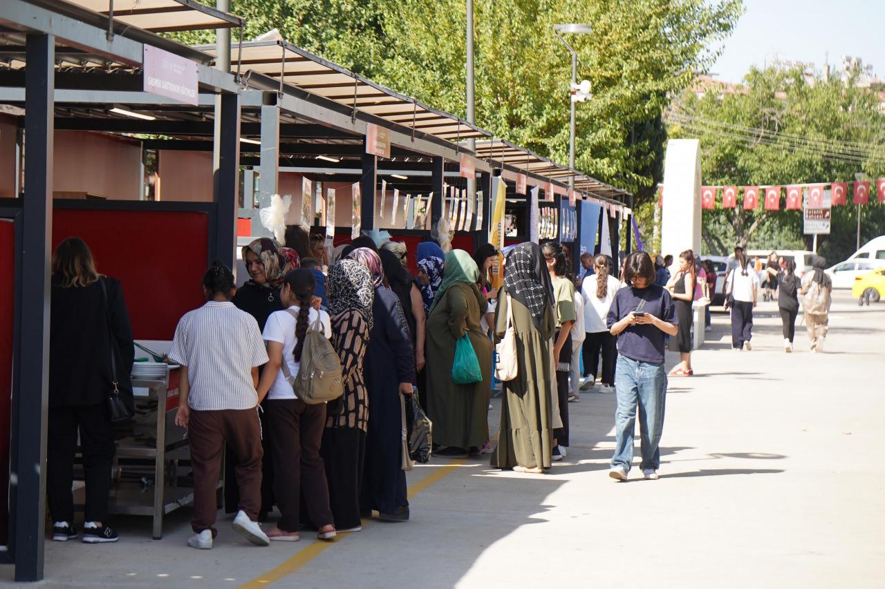 Sergi, vatandaşlar tarafından büyük ilgi gördü. 