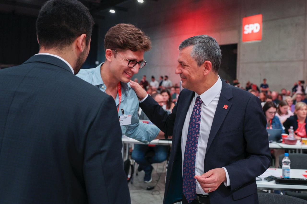 Cumhuriyet Halk Partisi’nin (CHP) sosyal medya hesabından yapılan paylaşımda, “Genel Başkanımız Özgür Özel, Almanya’nın başkenti Berlin’de, Almanya Sosyal Demokrat Partisi Kongresi’ne katıldı” ifadeleri kullanıldı.