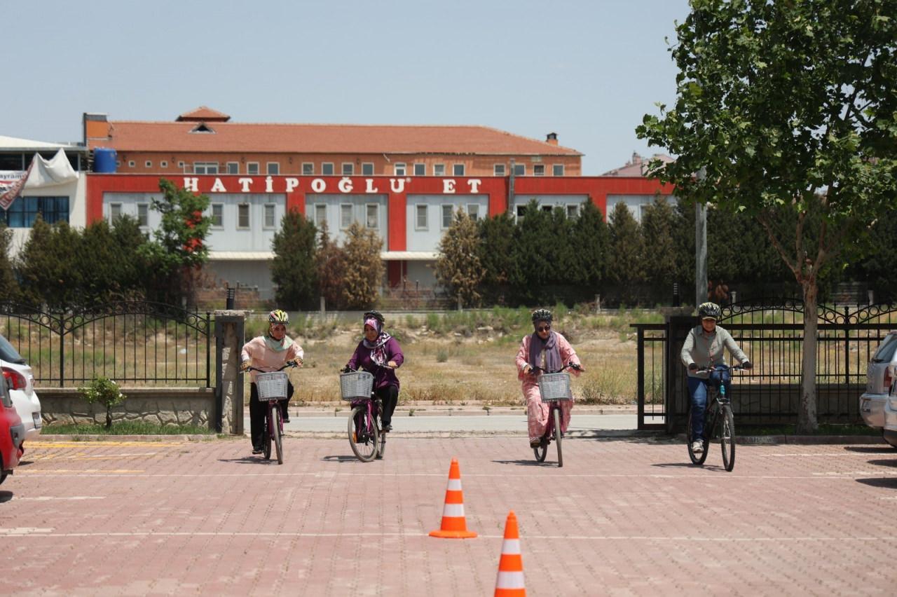 Kadınlar ekipmanlarını takarak, kurslarına devam ediyor. 