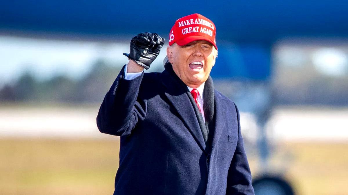 Make America Great Again şapkasıyla Donald Trump