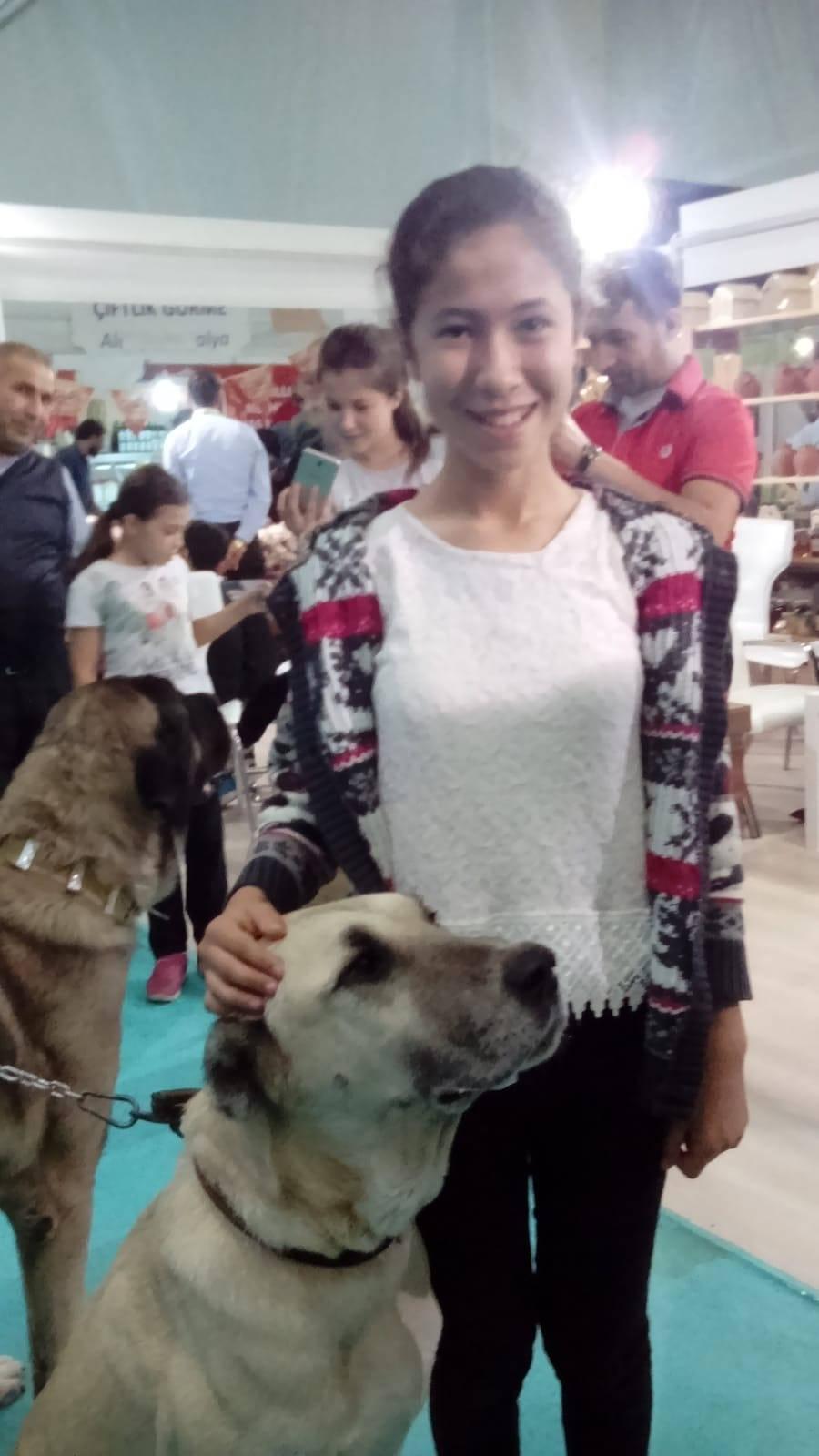 19 yaşındaki Zeynep Akagündüz.
