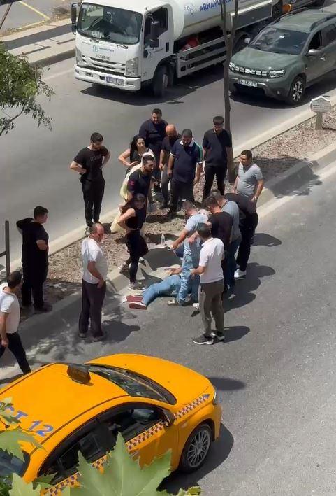 Çevre sakinleri yerde yatan yaralının başında bekledi