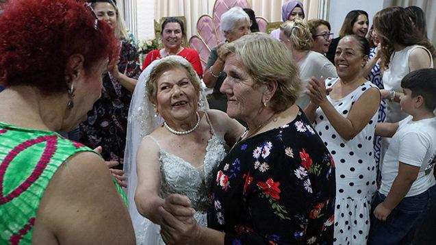 Sümbül Topbaş'ın (83) gelinlik giyme hayali gerçek olmuştu.
