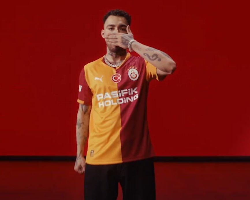 Ünlü rap müzik sanatçısı Uzi, Galatasaray'ın forma tanıtımında yer aldı 