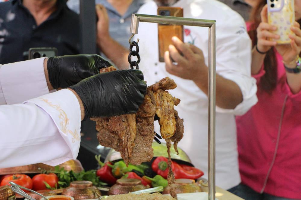500 derece ısıtılan topuzda pişen kebabı gören şaşırıyor