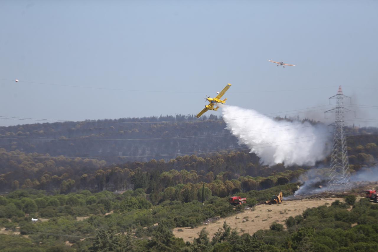  Çanakkale-İzmir kara yolunda trafik yangının durumuna göre kontrollü sağlanıyor.