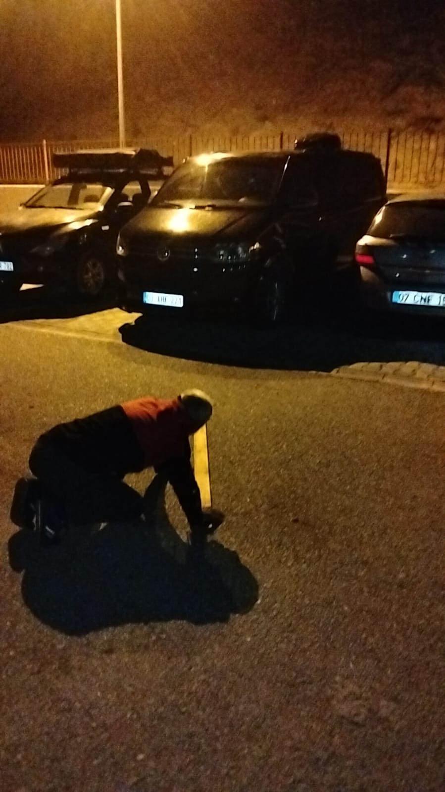 Vatandaşlar, sopalarla sokağa inerek fareleri kovaladı. 