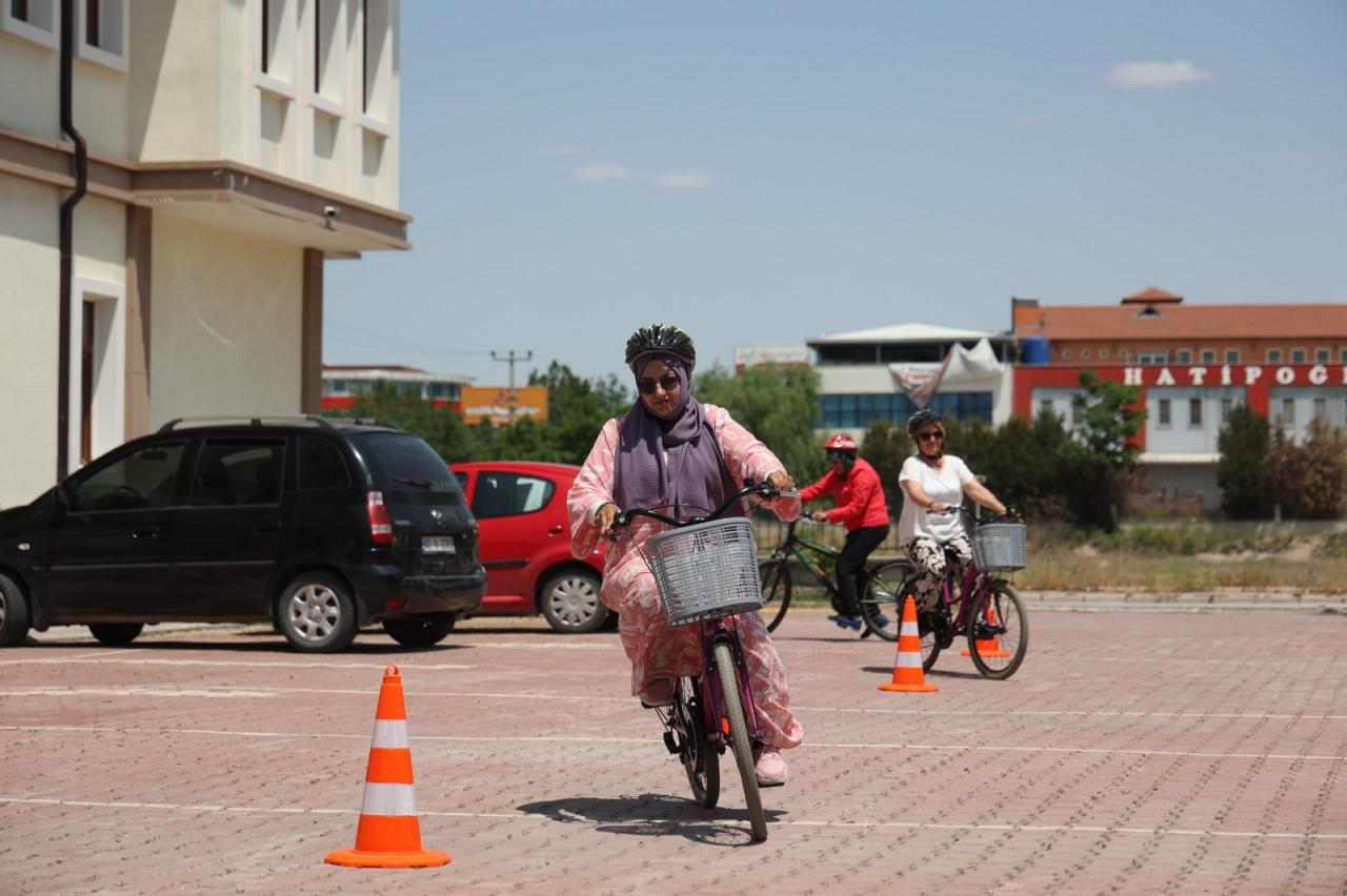 Kursiyer kadınlar, eğitimden oldukça memnun.
