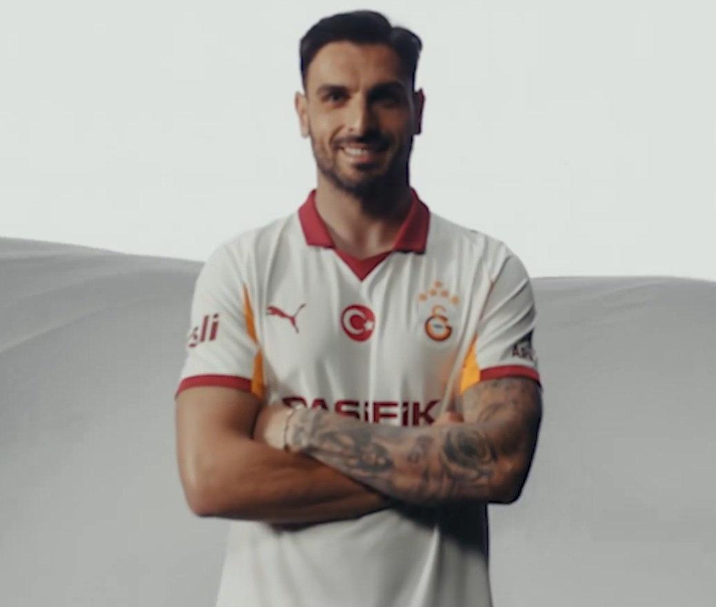 Galatasaray kalecisi Günay Güvenç beyaz forma ile tanıtımda yer aldı