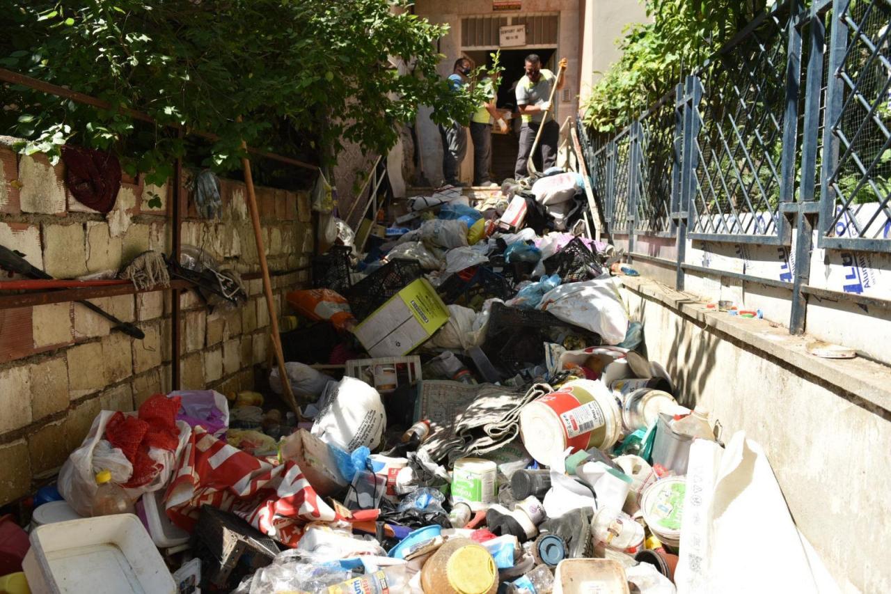 6 katlı binadan bu kez 20 kamyon çöp çıktı