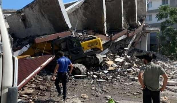 Hatay'da yıkım sırasında 7 katlı bina, iş makinesinin üzerine devrildi