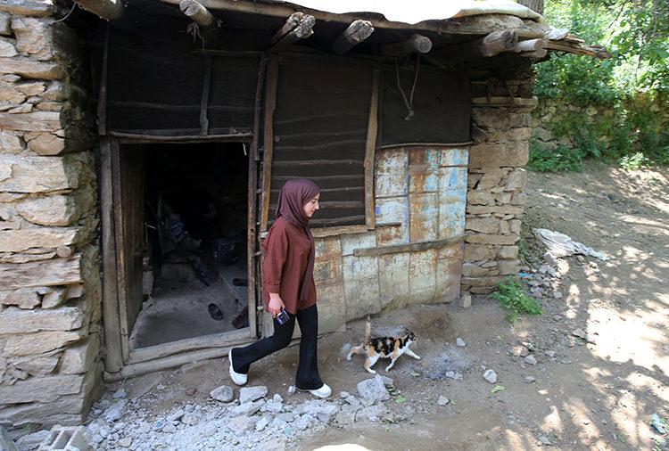 Yeni seçilen kadın muhtar, köyüne hizmet için kolları sıvadı
