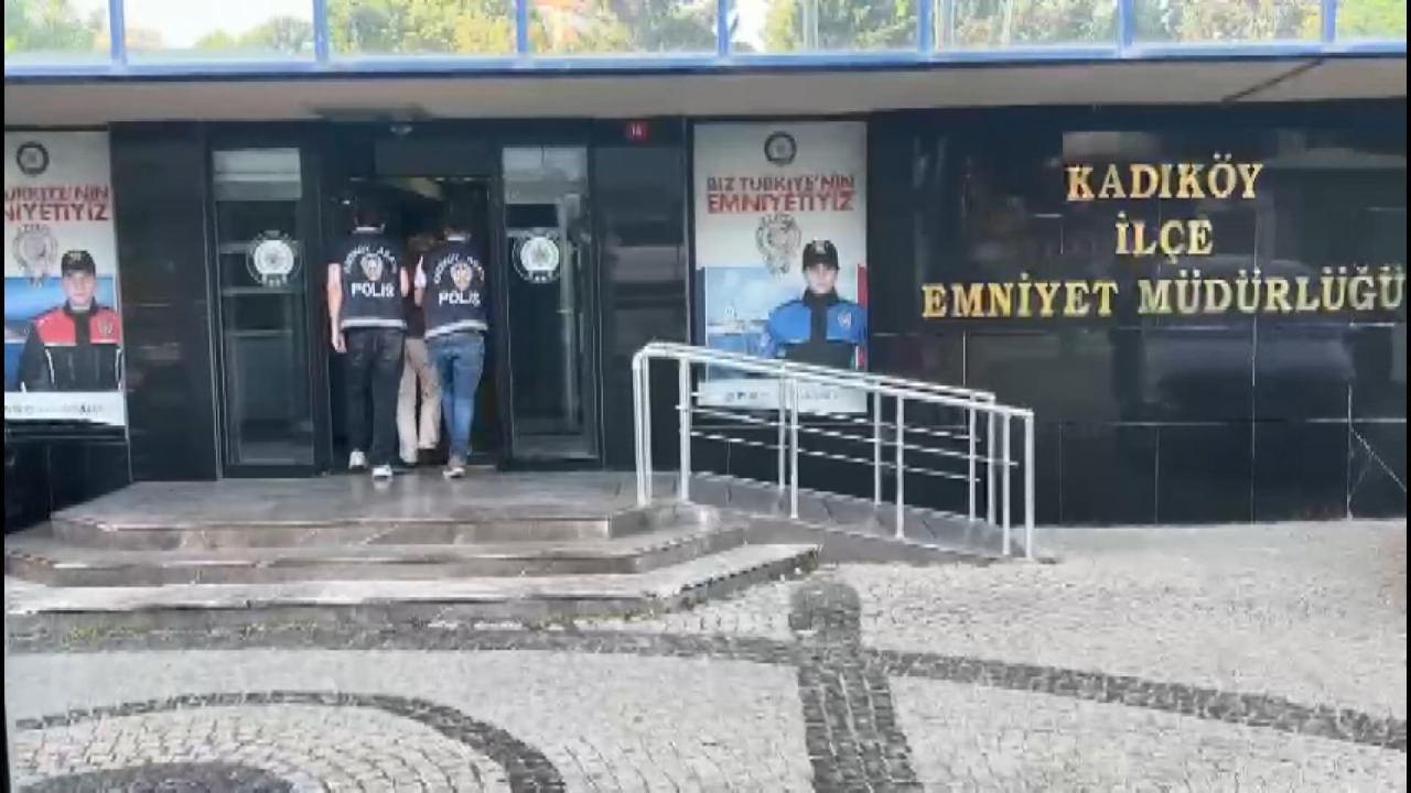 Sarkıntılık yapan adam, polisler tarafından gözaltına alındı.