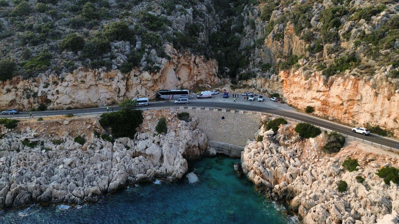 Antalya'nın Kaş ilçesinde kontrolden çıkan yolcu otobüsünün yol kenarındaki kayalıklara çarptı. 