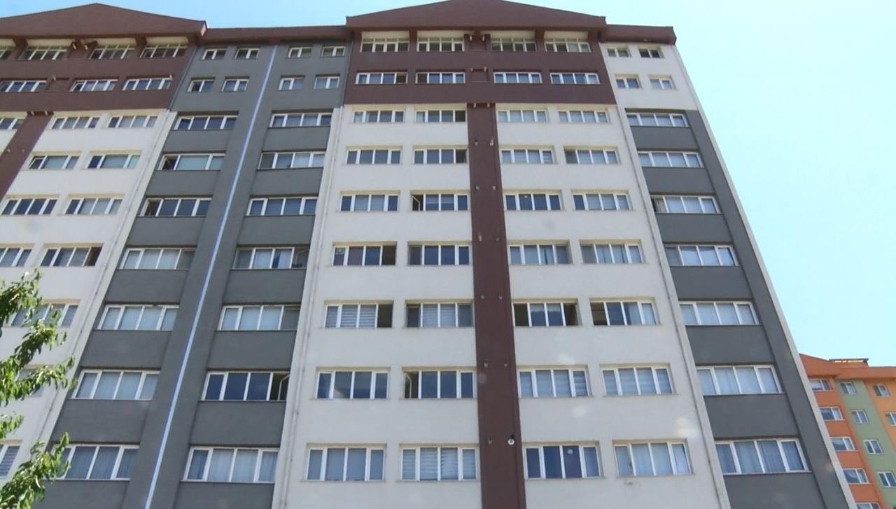 Derin dondurucuda 2 aylık bebek cesedinin bulunduğu apartmanın dıştan görünümü.