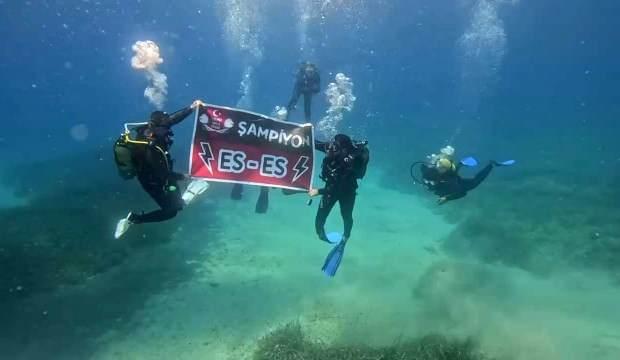 Şampiyonluğu denizin 26 metre altında kutladılar