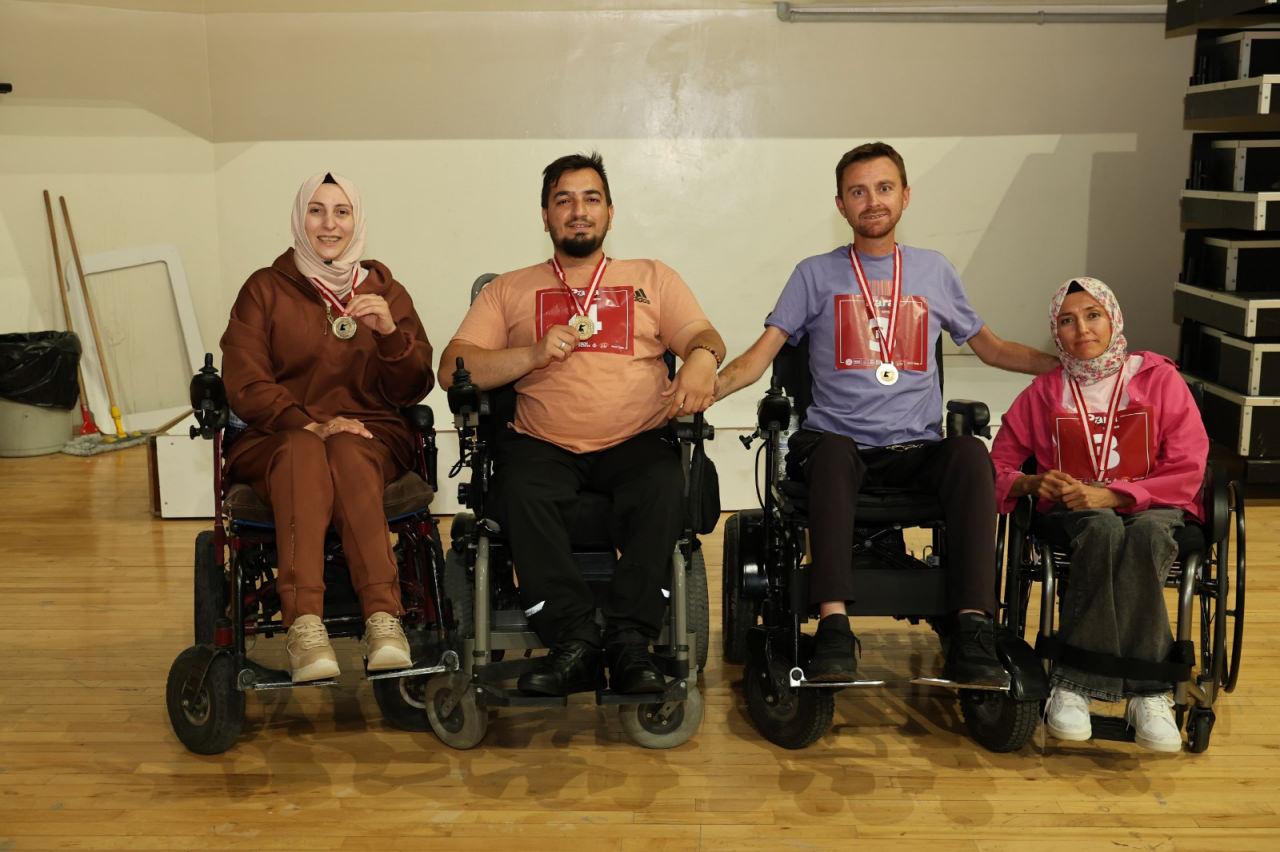 Derece yapan yarışmacılara ödülleri verildi.