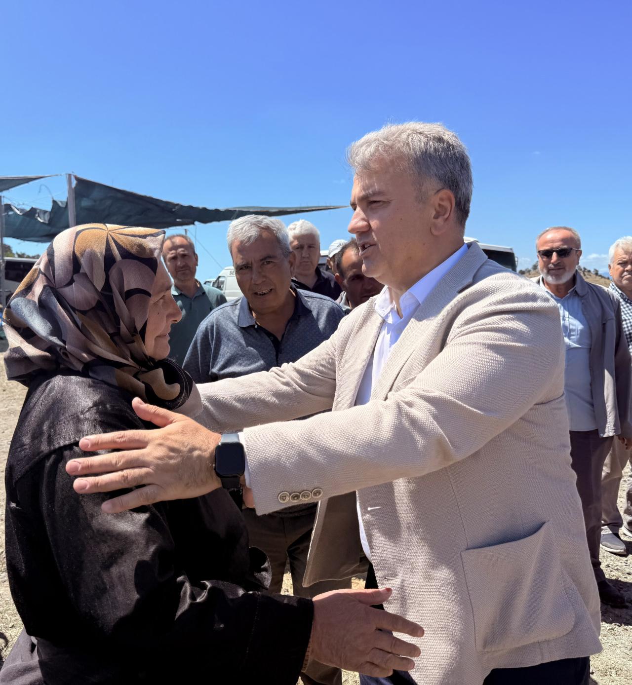 Milletvekili Canbey, vatandaşlarla sohbet etti. 