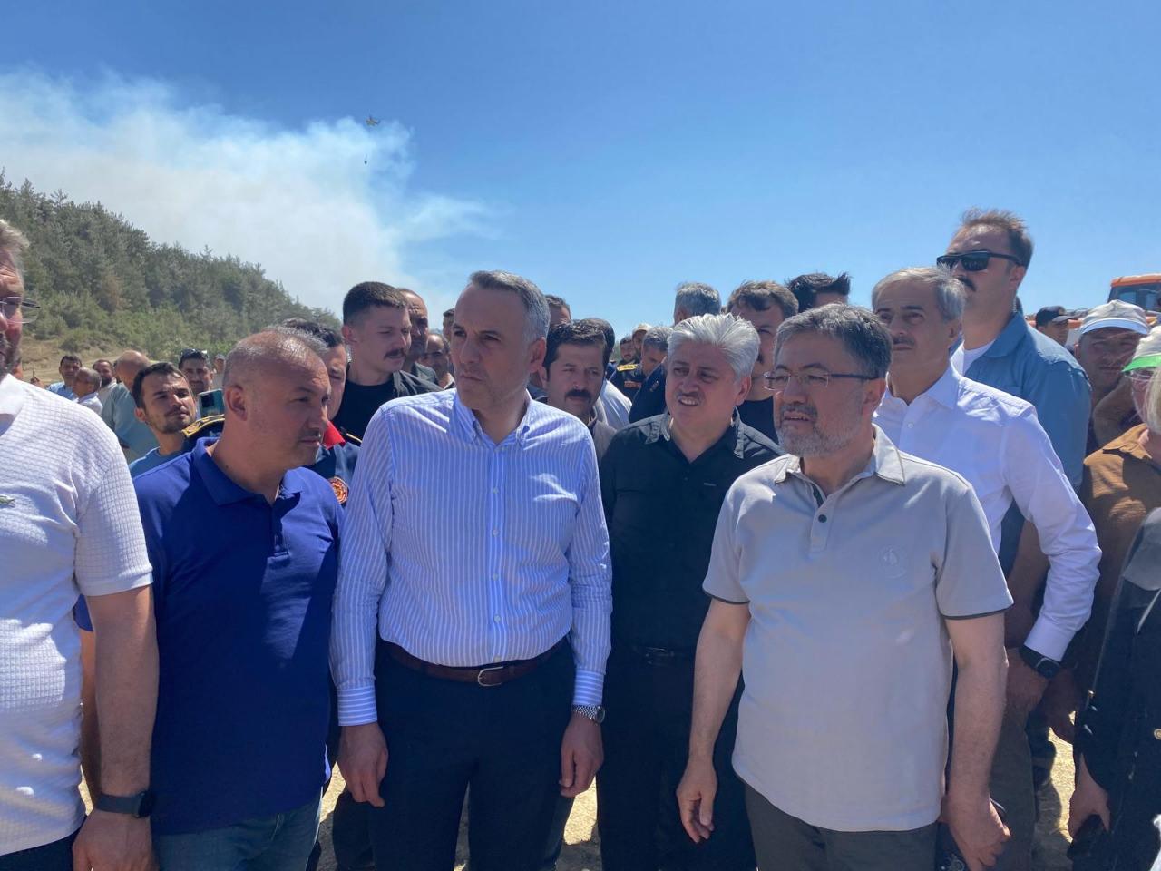 Sakarya'nın Taraklı ilçesinde başlayıp Bilecik tarafına sıçrayan yangın alanına giden Tarım ve Orman Bakanı İbrahim Yumaklı (sağ önde), bölgede incelemelerde bulundu.