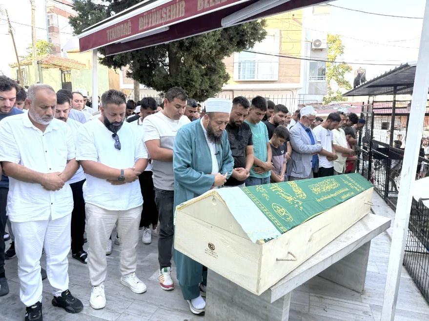 9 yaşında hayatını kaybeden çocuğun cenazesinden bir görüntü
