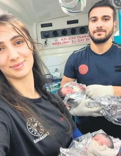 112 ekipleri ve dünyaya gelen ikiz bebekler