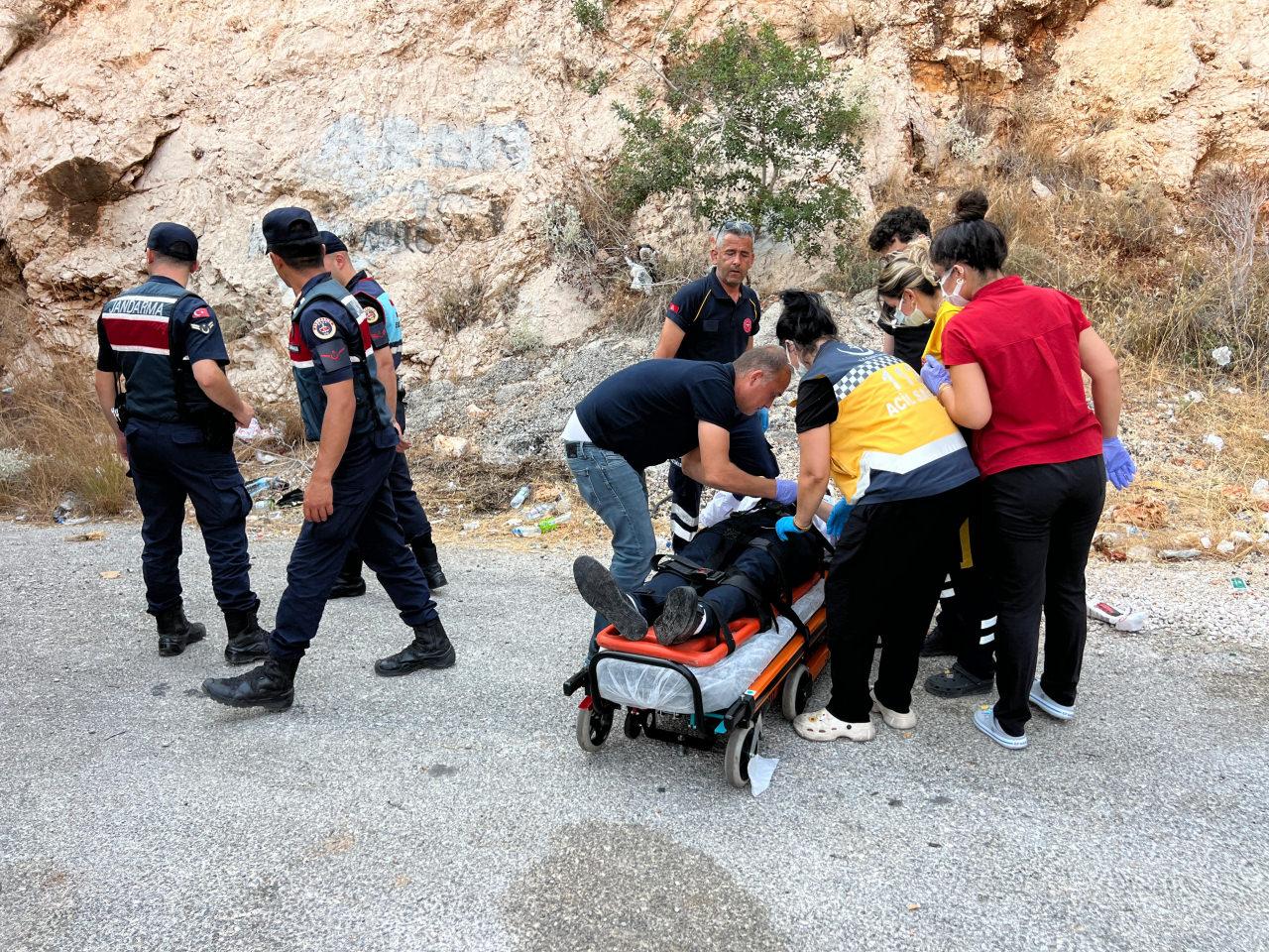 Antalya'nın Kaş ilçesinde kontrolden çıkan yolcu otobüsünün yol kenarındaki kayalıklara çarpması sonucu 8 kişi yaralandı. 