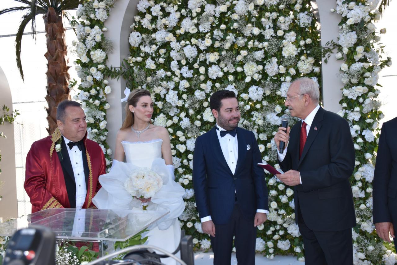 Antalya Büyükşehir Belediye Başkanı Böcek gözaltına alındı.
