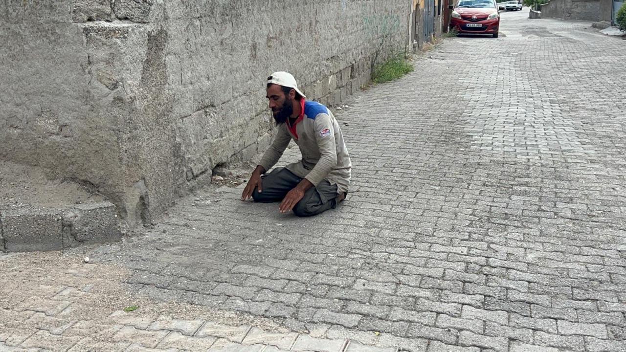 Feyyaz Alabed (29), namaz kılmaya başladı.