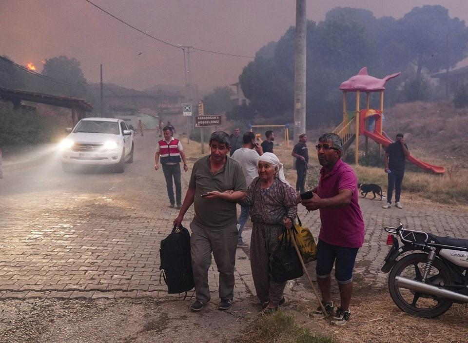 Ödemiş'teki yangında yedi mahalle tahliye edildi