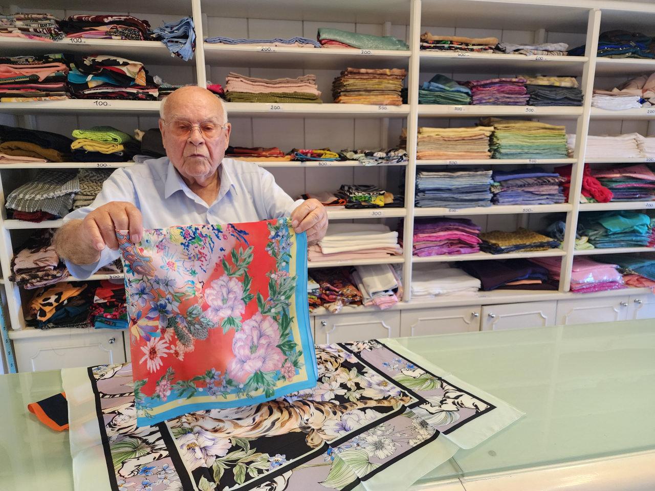 Halil Celbiş ipekten başörtüleri katlıyor. 