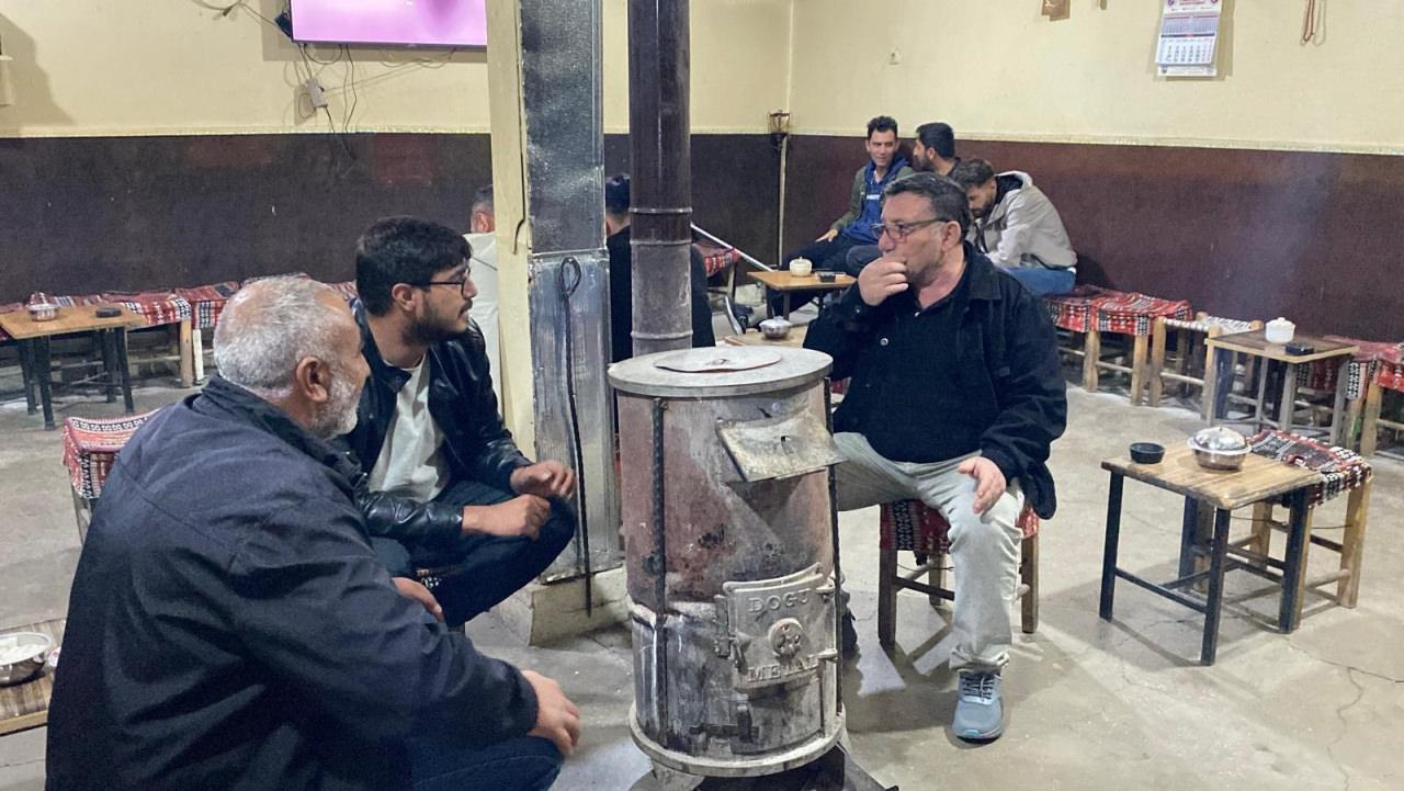 İlçede etkili olan soğuk hava nedeniyle, vatandaşlar sobaları yeniden yaktı. 