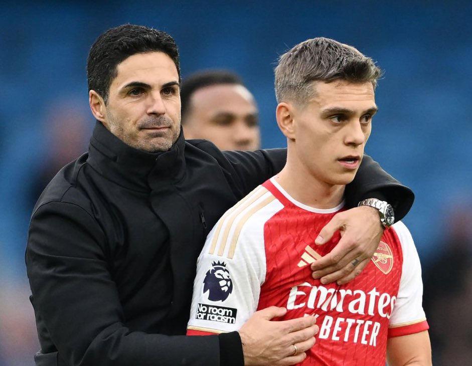 Arsenal teknik direktörü Arteta ve öğrencisi Trossard