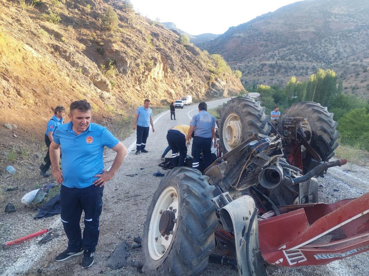 Devrilen traktörün sürücüsü öldü.