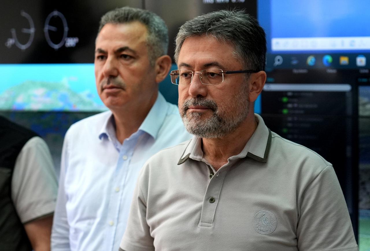 Tarım ve Orman Bakanı İbrahim Yumaklı (önde), İzmir Orman Bölge Müdürlüğü'nde Türkiye genelinde çıkan orman yangınlarına ilişkin açıklamalarda bulundu.
