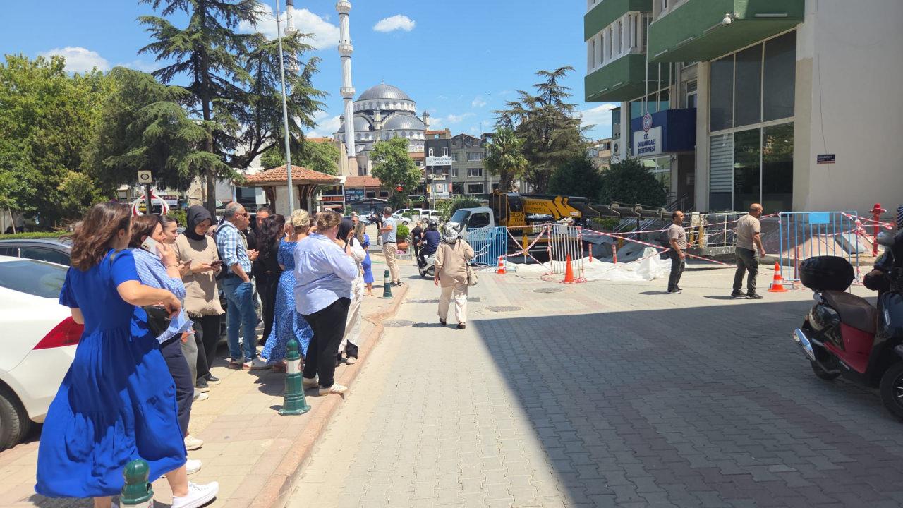 Bursa'nın Gemlik ilçesinde saat 13.57'de 4,3 büyüklüğünde deprem meydana geldi. Deprem nedeniyle bazı vatandaşlar binalardan dışarı çıktı.