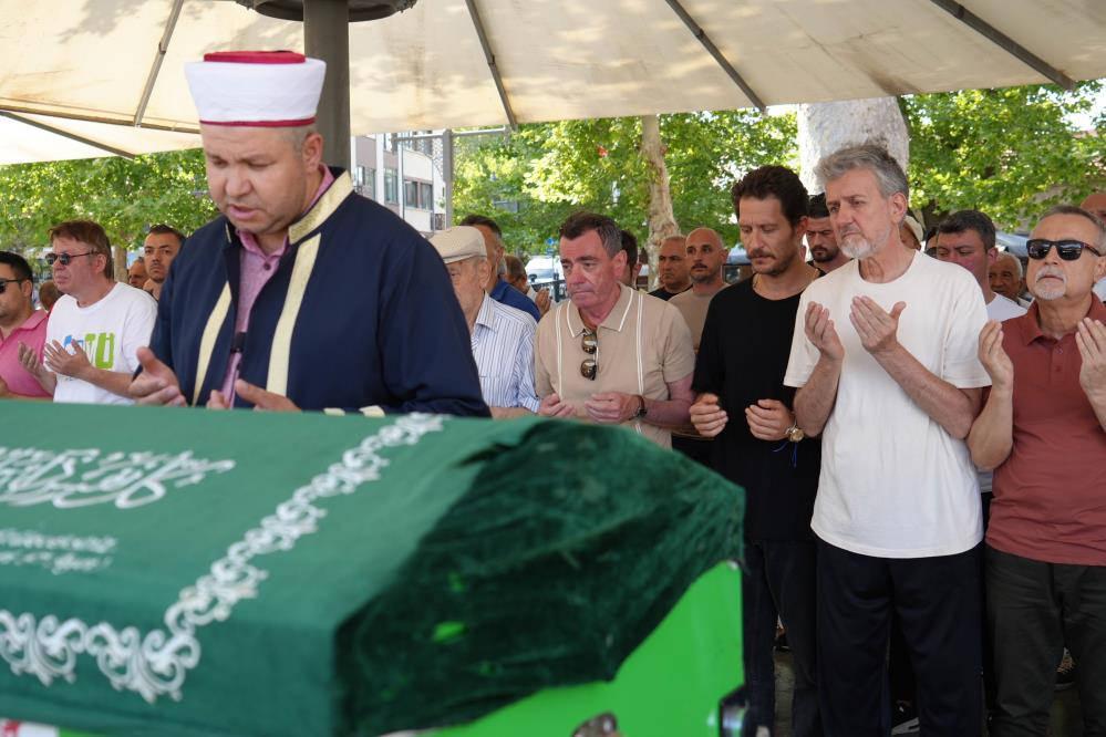 Doğum gününde acı haberi alan ünlü oyuncu, dedesini son yolculuğuna uğurladı