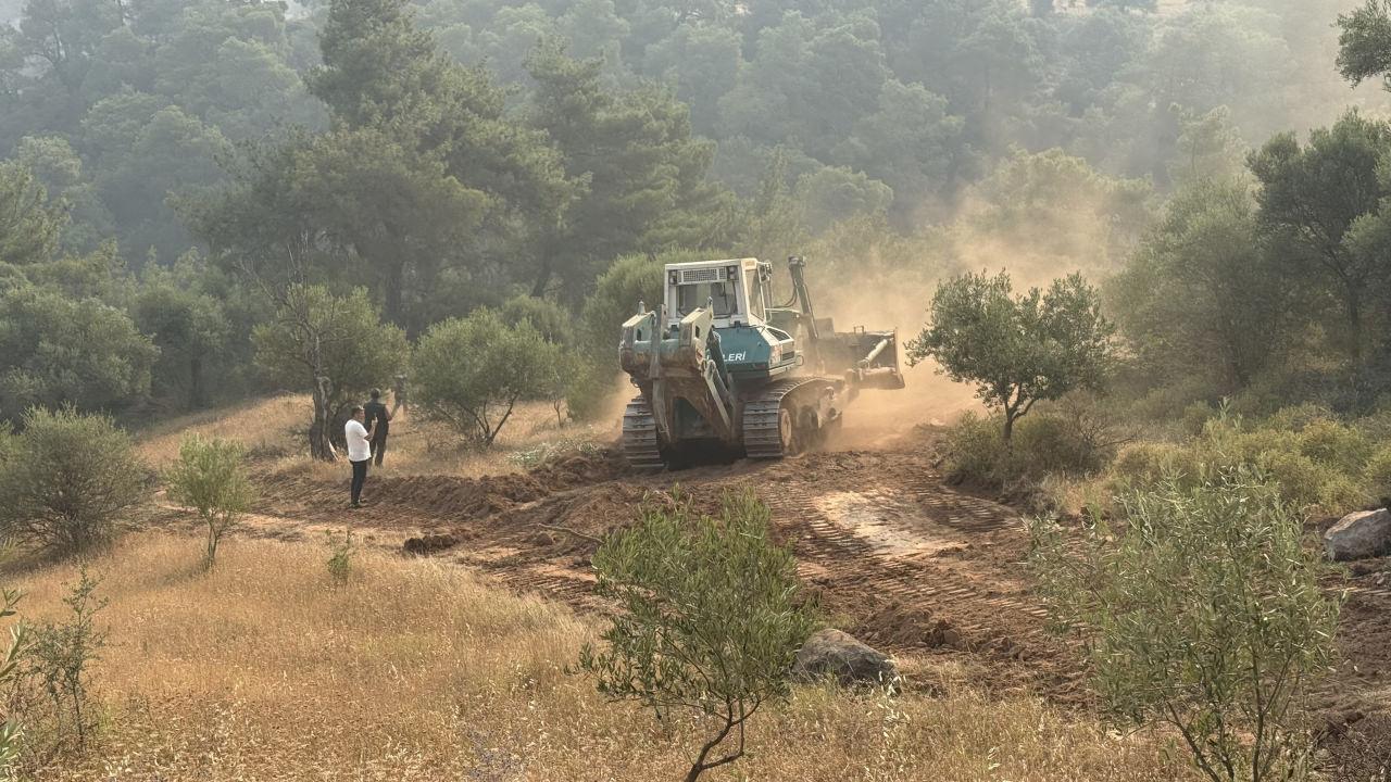Manisa'nın Ahmetli ilçesindeki yangına müdahale de sürüyor. 