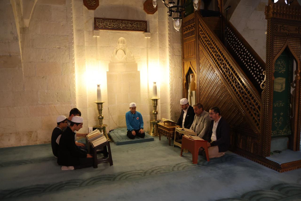 Bayburt'ta hafızlık eğitimini tamamlayan Abdulhamit Yılmaz, Kur'an-ı Kerim'i bir günde hatmetti. 