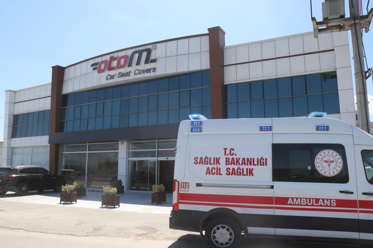 Fabrikadaki çökme sonrası sağlık ekiplerinin geldiği görüntü