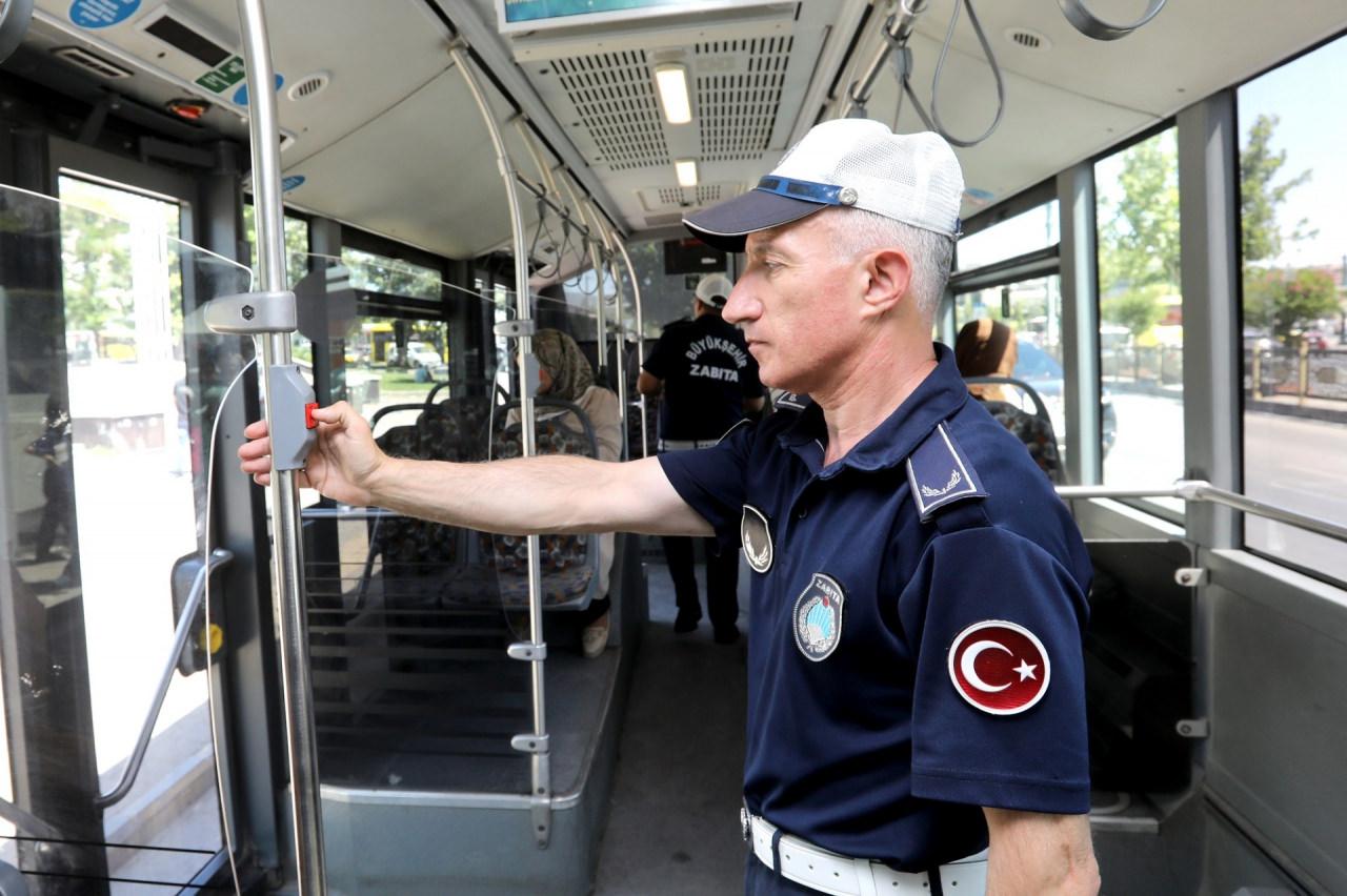 Gaziantep Büyükşehir Belediyesi Zabıta Daire Başkanlığı’na bağlı trafik zabıta ekipleri, denetim yapıyor.
