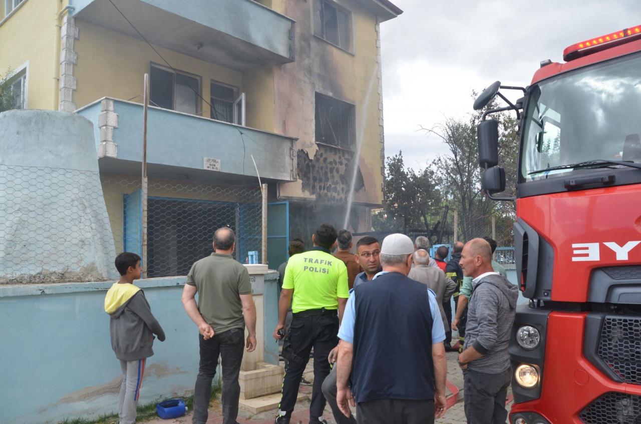 3 katlı apartmanda büyük hasar meydana geldi.