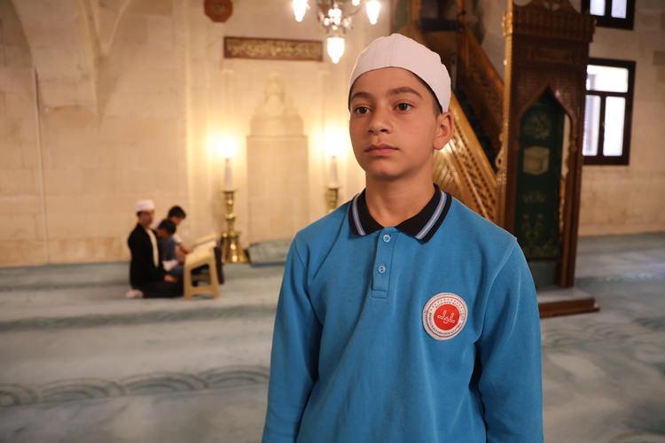 Bayburt'ta hafızlık eğitimini tamamlayan Abdulhamit Yılmaz, Kur'an-ı Kerim'i bir günde hatmetti. 