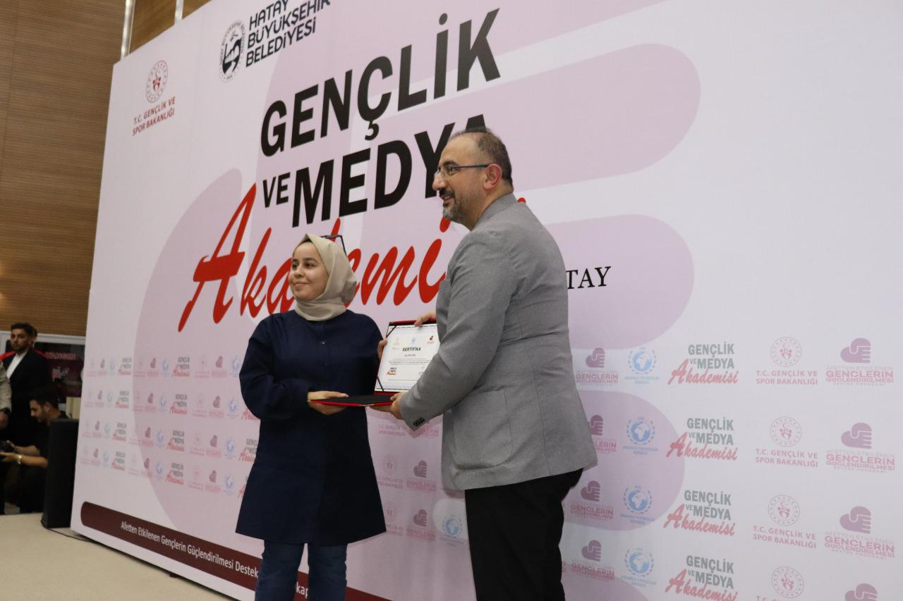 Haber7 Genel Yayın Yönetmeni Osman Ateşli, programdan mezun olan öğrenciye sertifikasını takdim etti.