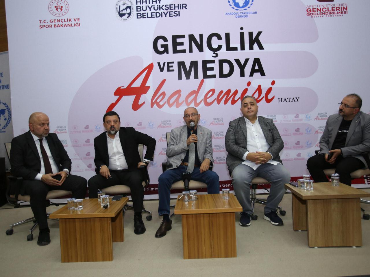 Gazeteciler, sertifika töreninden sonra düzenlenen panelde konuşma yaptı.
