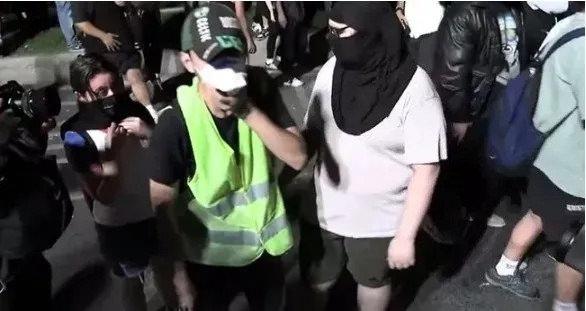 Yüzleri maskeli militanlar Cumhurbaşkanı Erdoğan'ı ve müslümanları hedef aldı. 