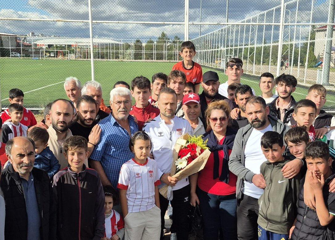 Sivasspor'da Teknik Direktör Osman Zeki Korkmaz, taraftarlar bir araya geldi..