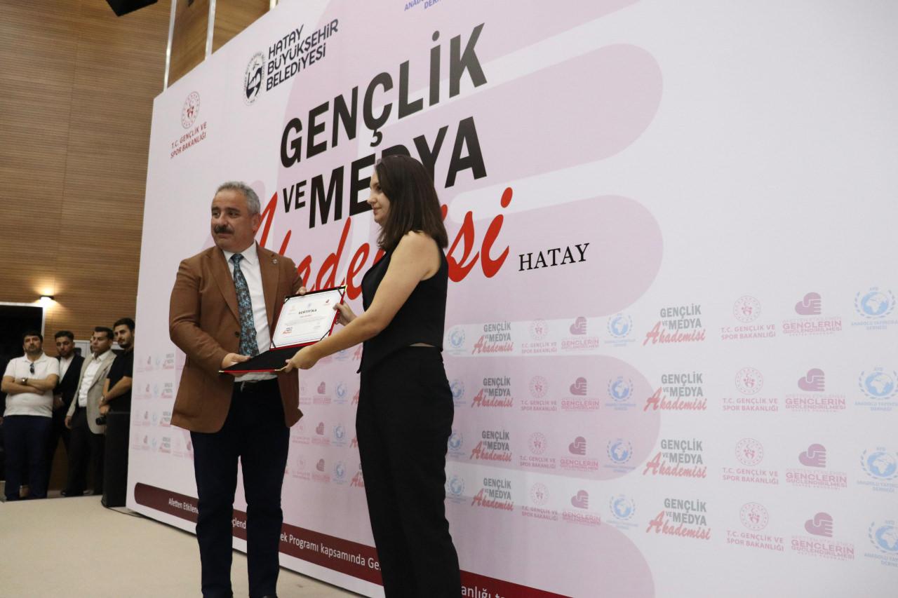 Türkiye Basın Federasyonu Genel Başkanı Sinan Burhan, programdan mezun olan öğrenciye sertifikasını takdim etti.