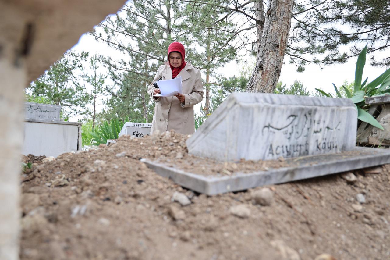 Raziye Şimşek'in biyolojik babasının mezarından kare