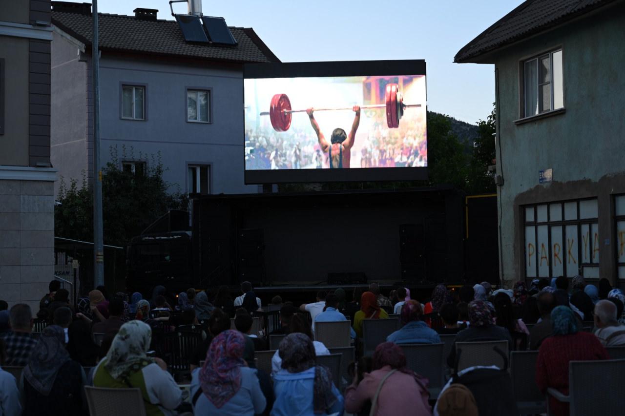 Şehir merkezine uzak 101 mahallede Sinema Günleri düzenleniyor. 